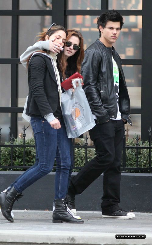 Taylor Lautner walking with Kristen Stewart and Nikki Reed